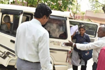 பிளஸ் -2 தேர்வெழுத தவறான தேர்வு மையத்திற்கு வந்த மாணவிகள்.., சரியான நேரத்தில் உதவிய கல்வி அலுவலர்