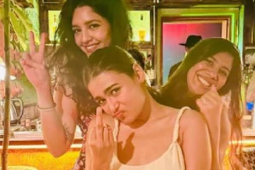 நடுவிரல் காட்டி போஸ்!! நடிகை ரித்திகாவுடன் விஜய் தேவரகொண்டா பட நடிகை ஷாலினி...