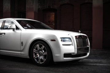 எண்ணெய் டேங்கர் மீது மோதிய ரோல்ஸ் ராய்ஸ்; காரில் இருந்தவர்கள் உயிர்பிழைப்பு