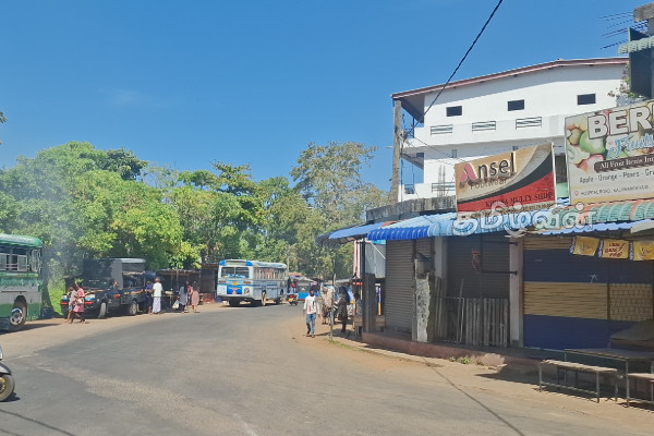 கதவடைப்பினால் பகுதியளவில் முடங்கிய களுவாஞ்சிக்குடி | East North Hartal Kaluwanchikudi