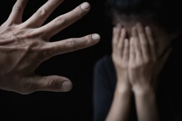 பெண்களை பாலியல் ரீதியில் துன்புறுத்திய 2 இளைஞர்கள் நீதவான் முன் ஆஜர்