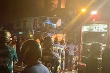 வர்த்தக தொகுதியொன்றில் பரவிய பாரிய தீ : தற்காலிகமாக மூடப்பட்ட மட்டக்களப்பு பொலன்னறுவை வீதி