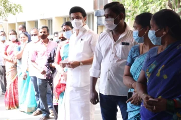 வரிசையில் காத்திருந்து குடும்பத்துடன் வாக்களித்த முதல்வர் மு.க.ஸ்டாலின்