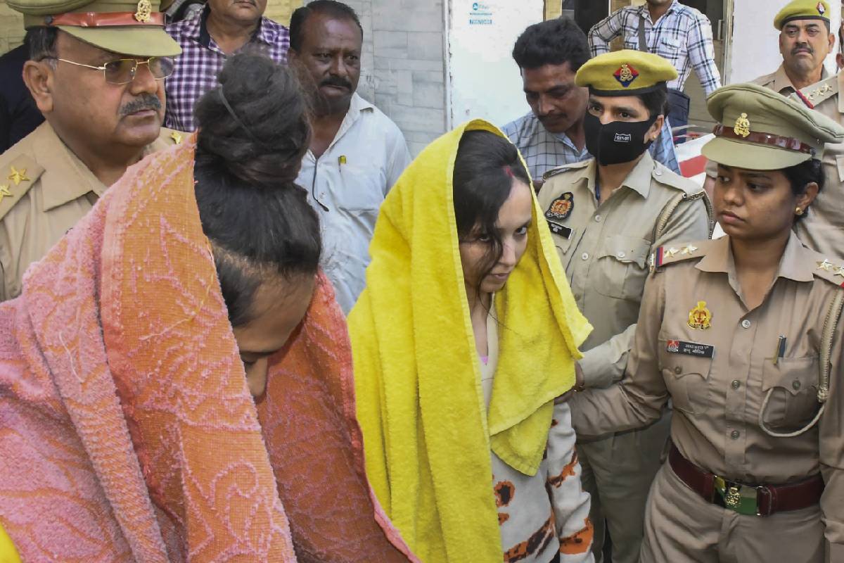 கணவனை கூறுபோட்டு சிமெண்டுக்குள் மறைத்த பெண்: மரண தண்டனை விதிப்பு | Blue Drum Case Accused Were Sentenced To Death கணவனை கூறுபோட்டு சிமெண்டுக்குள் மறைத்த பெண்: மரண தண்டனை விதிப்பு | Blue Drum Case Accused Were Sentenced To Death