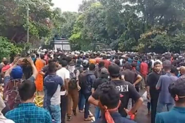 நாடாளுமன்ற வளாகத்தில் பதற்றமான நிலை - குவிக்கப்பட்ட படையினர் (Video)