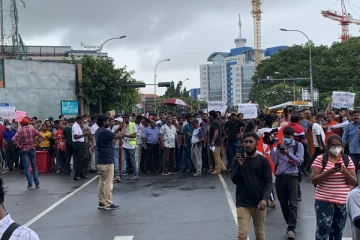 கொழும்பில் வீதித்தடை அமைக்கப்பட்டுள்ள பகுதியில் பெருமளவு ஆர்ப்பாட்டக்காரர்கள்! பொல்லுகளுடன் தயார்நிலையில் படையினர் (Live)