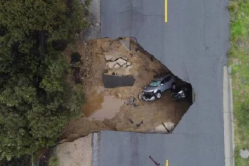 மொத்தமாக புரட்டிப்போட்ட புயல்... வாகனத்துடன் பூமிக்குள் புதைந்த தாயாரும் மகளும்