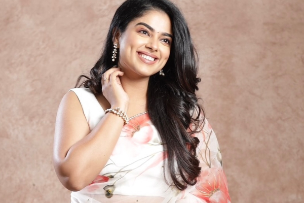 நடிகை சித்தி இத்னானி சேலையில் அழகிய போட்டோஷூட்