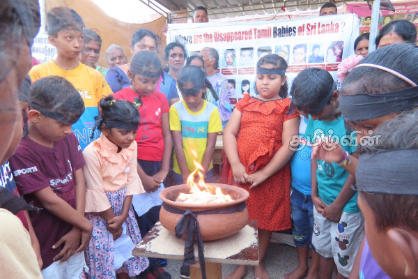 சர்வதேச சிறுவர் தினத்தை கறுப்புப் பட்டி அணிந்து எதிர்த்த சிறுவர்கள் | Children Protest Children S Day Ampara