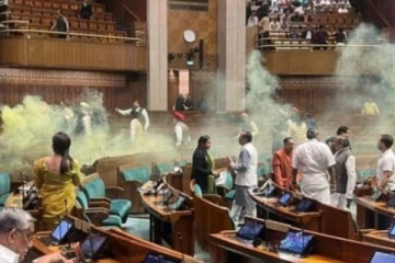 பாதுகாப்பு குறைபாடா..? 4 அடுக்கு பாதுகாப்பை மீறி புகை குண்டு வீச்சு உள்ளே வந்தது எப்படி..?