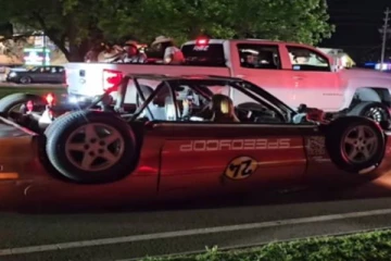 அமெரிக்காவில் விசித்திர வடிவமைப்புடன் சென்ற கார்: குழப்பத்தில் மக்கள்