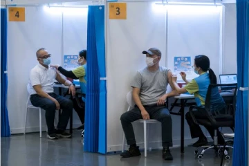 கொரோனா தடுப்பூசி போட்டால் டெஸ்லா கார், ஐபோன் பரிசு...!