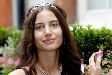 மிஸ் இங்கிலாந்து போட்டியில் ஒப்பனை இல்லாமல் இறுதிச்சுற்றுக்கு முன்னேறிய அழகி