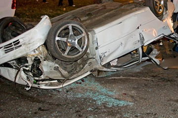 තරුණ ජිවිත බිලිගත් බිහිසුණු රිය අනතුරු - බස් රථයකුත් පෙරලෙයි..6ක් රෝහලේ