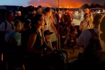 பற்றியெரியும் ஐரோப்பிய நாடு... கடும் அவதியில் மக்கள்: இன்னொரு தீவிலும் வெளியேறும் உத்தரவு