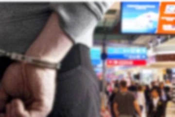 கட்டுநாயக்க விமான நிலையத்தில் அதிகாலையில் சிக்கிய இளைஞன்