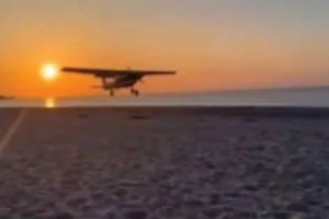 நடுவானில் இயங்க மறுத்த இயந்திரம் :கடற்கரையில் திடீரென தரையிறங்கிய விமானம்