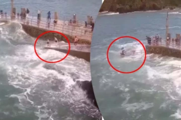 அலையை ரசித்த பெண்ணிற்கு நேர்ந்த அதிர்ச்சி... இறுதியில் உயிர் தப்பினாரா?