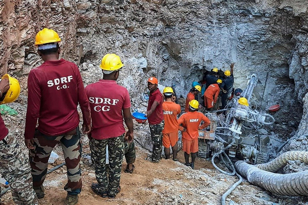 ஆழ்துளை கிணற்றில் விழுந்த 11 வயது சிறுவன்! 104 மணி நேரத்திற்கு பின்பு உயிருடன் மீட்பு | 11 Years Boy Borewell 104 Hrs Save In Tamil