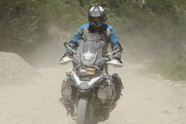 பைக் ரைடில் மாஸ் காட்டும் அஜித் குமார்.. வைரலாகும் வீடியோ மற்றும் புகைப்படங்கள் | Ajith Kumar Latest Photo And Videos