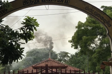 சடலங்களை எரியூட்டுவதால் ஏற்படும் புகையால் பொதுமக்கள் அசௌகரியம்