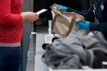 நூதன முறையில் கஞ்சா கடத்திய விமான நிலையப் பணியாளர்கள் கைது