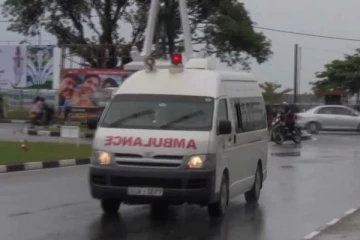 தாய், மகள் மீது வாள்வெட்டு தாக்குதல்! கணவனை மடக்கி பிடித்து பொலிஸாரிடம் ஒப்படைத்த மக்கள்