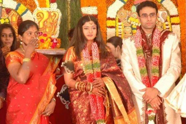 பிக்பாஸ் பிரபலம் காயத்ரி ரகுராமின் முதல் கணவரை பார்த்துள்ளீர்களா?- இதோ அவர்களது புகைப்படம் | Gayathri Raguram First Husband Pic