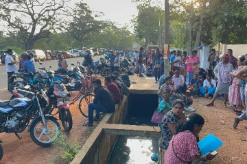 வவுனியா குடிவரவு திணைக்களத்தில் அல்லும் பகலும் கால்கடுக்க நிற்கும் மக்கள்; தீர்வு கிடைப்பது எப்போது?