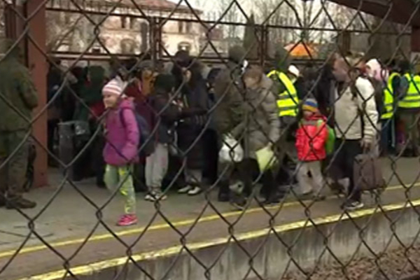 உக்ரைனில் இருந்து சாரை சாரையாக வெளியேறும் மக்கள் - அதிகரிக்கும் பதற்றம் | Russia Ukraine Crisis People Leaving Other Country