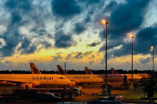 இலங்கையில் கடும் எரிபொருள் தட்டுப்பாடு : விமான நிலையங்கள் மூடப்படும் அபாயம் | Srilankan Airlines Suspends Cargo