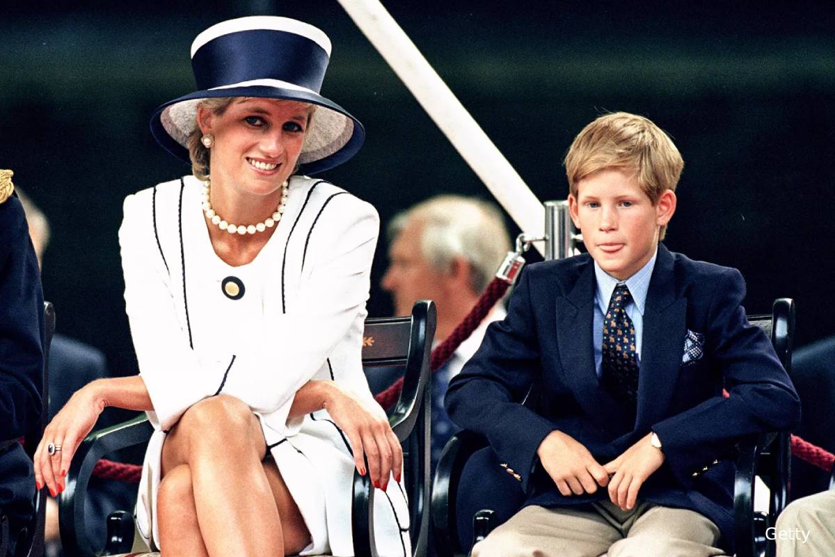 இளவரசி டயானாவின் மரணம்தான் ராஜ குடும்ப பொறுப்புகளைத் துறக்கக் காரணம்: இளவரசர் ஹரி | Prince Harry Says Diana Death Made Exit Royal Role