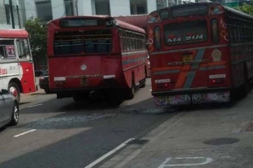 பம்பலப்பிட்டி வீதியில் இரண்டு பேருந்துகள் மோதி விபத்து