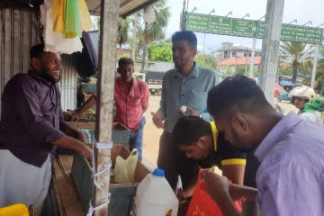 மட்டக்களப்பு வர்த்தக நிலையங்களில் நுகர்வோர் அதிகார சபை அதிகாரிகள் விசேட சுற்றி வளைப்பு (Photos)