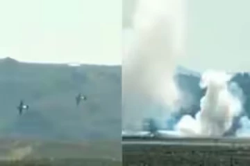 நடுவானில் மோதிக் கொண்ட விமானங்கள்; 2 விமானிகளும் பலி - பகீர் சம்பவம்!