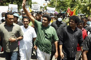 "..තාන්නමාන්න පට්ටම් වලට අපි රැවටෙන්නේ නෑ - මේ තියෙන දේවල් ඔක්කොම අතහැරලා ජනතාව එක්ක එකතු වෙන්න මම සූදානම්.." විපක්ෂ නායක
