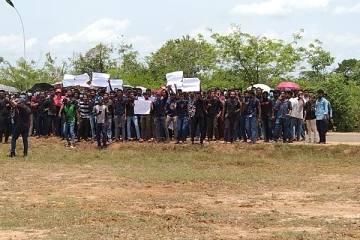 கிளிநொச்சி வளாகத்தில் மேற்கொள்ளப்பட்ட ஆர்ப்பாட்டம்: யாழ்.பல்கலைக்கழக மாணவர் ஒன்றியம் விளக்கம் (PHOTOS)