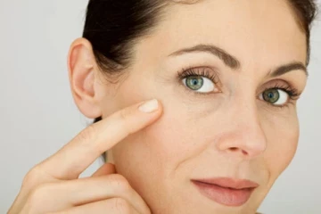 உங்க கண்ணுக்குக் கீழே சுருக்கம் விழுந்து ரொம்ப அசிங்கமா இருக்கா?