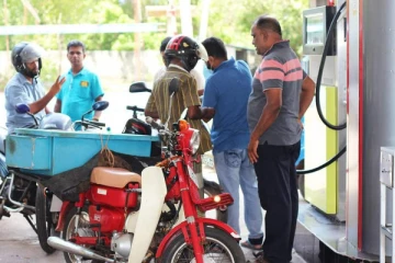 கியூ.ஆர் அட்டை நடைமுறையில் வாழைச்சேனை எரிபொருள் நிலையம் முன்னிலை(Photos)