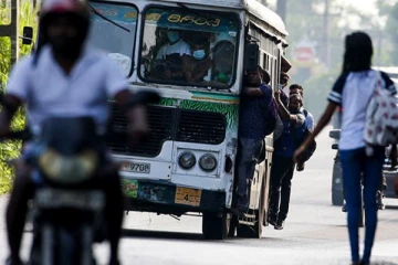 பேருந்தை நிறுத்தாததால் சாரதியை கடத்திச்சென்று தாக்குதல்!