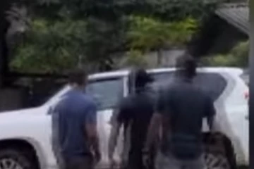 මන්ත්‍රී නිපුණ රණවකට මහපාරෙදි පිරිසක් කළ වැඩේ.. වීඩියෝ සහිතයි (VIDEO)