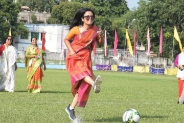 புடவையில் ஃபுட்பால்... களத்தில் இறங்கி கவனம் ஈர்த்த எம்.பி மஹூவா மொய்தரா!