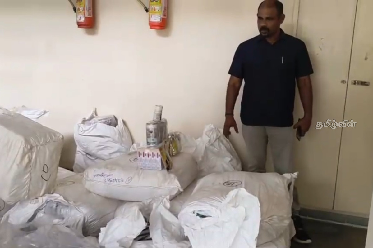 இலங்கைக்கு கடத்துவதற்காக பதுக்கிவைக்கப்பட்டிருந்த பொருட்கள் பறிமுதல் | 13 Lakh Indian Rupees Recovered By The Police