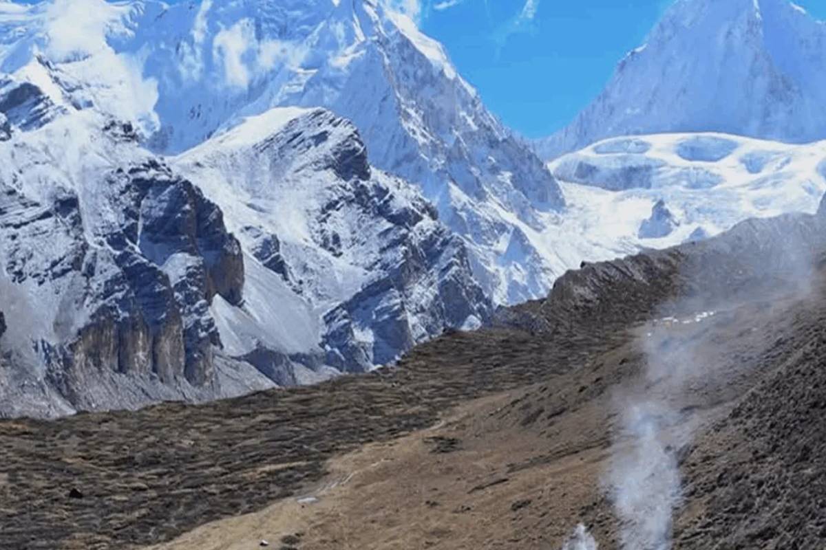 இமயமலை பனிச்சரிவில் சிக்கி 10 பேர் மாயம் | 10 People Missing Getting Himalayan Avalanche