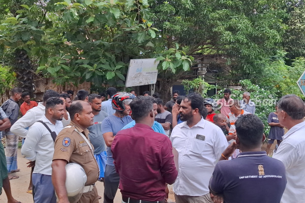 வெல்லாவெளியில் வெடித்த போராட்டம் - துரத்தியடிக்கப்பட்ட தொல்பொருள் திணைக்களத்தினர் | Protest Wellawaya Archaeology Chased Away வெல்லாவெளியில் வெடித்த போராட்டம் - துரத்தியடிக்கப்பட்ட தொல்பொருள் திணைக்களத்தினர் | Protest Wellawaya Archaeology Chased Away
