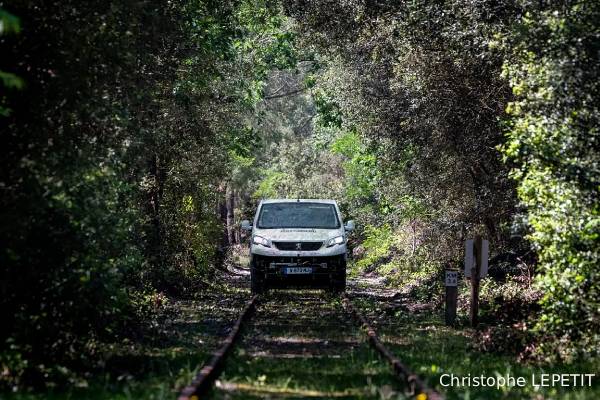 ரயில் பாதையில் ஓடும் கார்கள்: பிரான்சின் வித்தியாசமான திட்டம் | French Company Adapts Vans To Train Tracks