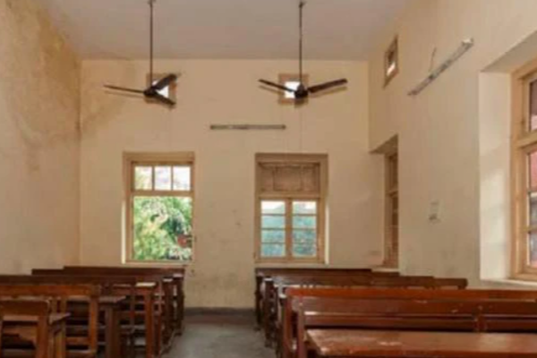 பணியிட மாறுதலை ரத்து செய்யக்கோரி மாணவிகளை பூட்டி வைத்த ஆசிரியர்களால் பரபரப்பு..! - தமிழ்நாடு