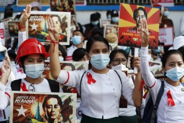 மியன்மாரில் இராணுவத்திற்கு எதிராக தீவிரமடையும் போராட்டம்! பொருளாதார தடை விதித்தது பிரித்தானியா