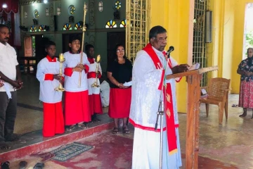நாடளாவிய ரீதியில் இடம்பெறும் பெரிய வெள்ளியின் தவக்கால கூட்டுத்திருப்பலி ஒப்புக்கொடுக்கும் நிகழ்வு (Photos)