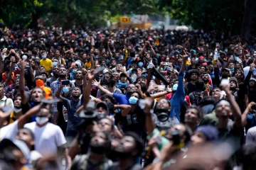 இலங்கையில் பெண்களின் பெயரில் உலாவும் ஆண்கள்